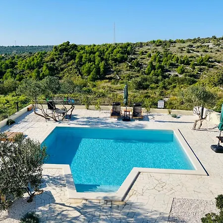 Traumhaftes Mit Pool In Rogoznica Podglavica