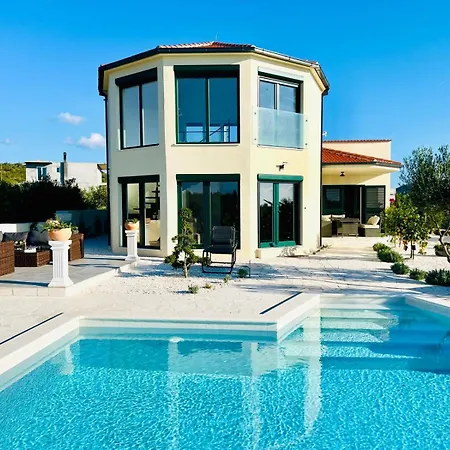 Traumhaftes Mit Pool In Rogoznica