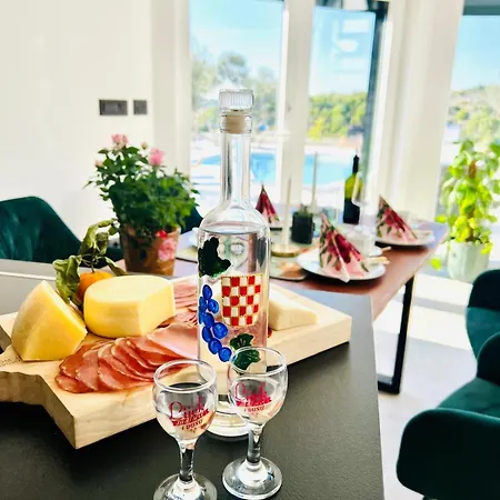 Traumhaftes Mit Pool In Rogoznica
