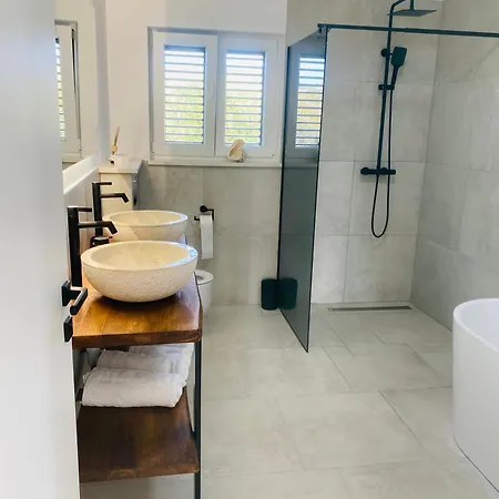Traumhaftes Mit Pool In Rogoznica 别墅